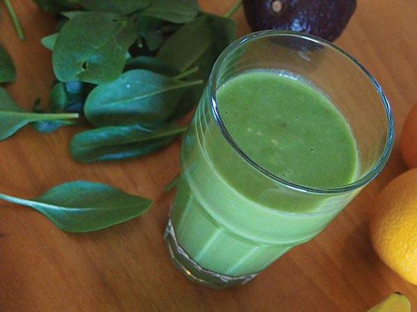 Nước ép rau chân vịt: Với thành phần phong phú bao gồm vitamin, khoáng chất và sắt; nước ép rau bina không chỉ thúc đẩy tóc mọc nhanh hơn mà còn loại bỏ cảm giác ngứa da đầu. Ngoài ra, nước ép rau bina còn giúp tóc trở nên mềm mượt, tự nhiên hơn.