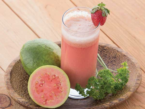 Nước ép ổi: Hàm lượng cao vitamin C trong nước ép ổi sẽ giúp tóc suôn mượt và mọc nhanh hơn. Bạn có thể ủ tóc với loại nước này trong vòng 20 phút trước khi gội sạch bằng nước lạnh.