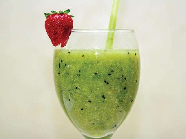 Nước ép kiwi: Hãy bôi nước ép kiwi lên tóc của bạn hai lần mỗi tuần nếu muốn tóc dài nhanh Vitamin A E và C trong kiwi sẽ giúp mái tóc của bạn trở nên mềm mượt và mọc nhanh hơn.