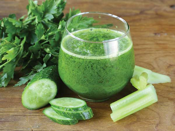Nước ép dưa chuột: Không chỉ có tác dụng dưỡng da, nước ép dưa chuột còn rất tốt cho tóc. Hãy ủ tóc với nước ép dưa chuột trong khoảng 6 phút, bạn sẽ thấy tóc mượt hơn. Cách này cũng giúp tóc mọc nhanh hơn.