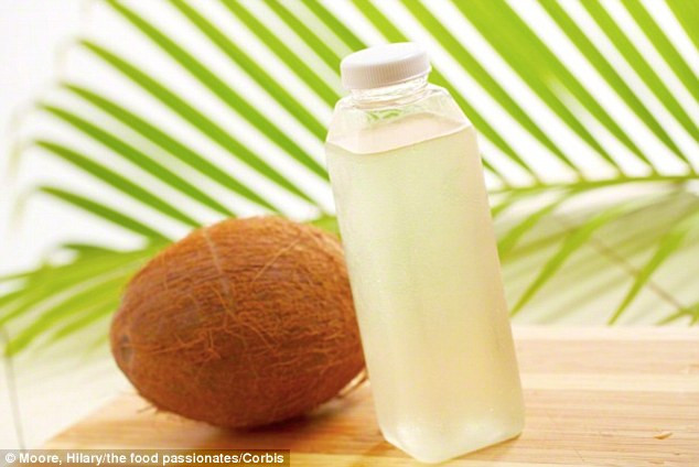 Nước dừa là nguồn cung cấp dồi dào các khoáng chất như kali, canxi, magiê, phốt pho và natri giúp bạn hạn chế tối đa nguy cơ bị chuột rút vào ban đêm. Một ly nước dừa nguyên chất mỗi tối sẽ giúp bạn ngủ ngon hơn.