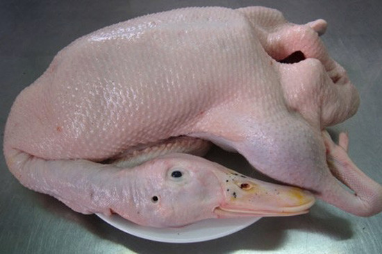 Bước 1: Vịt sơ chế sạch, chặt làm 4, bỏ cổ cánh riêng.