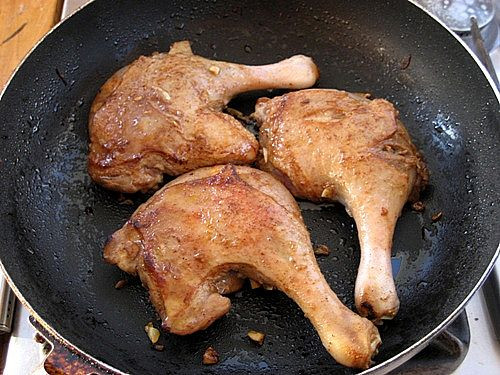 Bước 5: Cho vịt sang chảo mới áp chảo để vịt vàng ươm, vừa ngon mà không bị béo.
