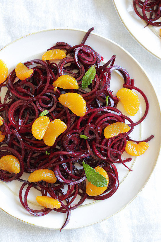 Salad củ dền: Củ dền bào sợi và trộn salad với quýt sẽ đem đến cho bạn một món salad vừa ngon vừa đẹp. Nguyên liệu của món này là 2 củ dền, 3 quả quýt nhỏ, 1,5 muỗng canh dầu ô liu, 2 muỗng canh rượu giấm đỏ và 1 cành lá bạc hà.