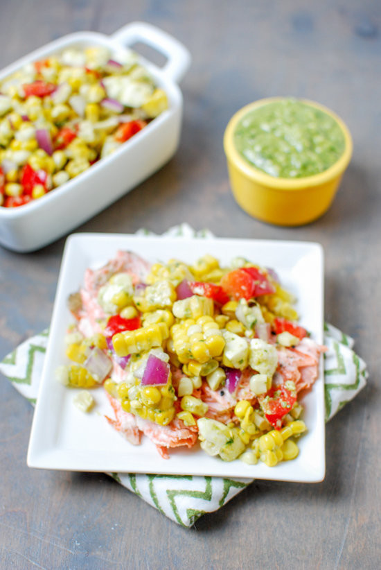 Salad Pesto ngô: Nguyên liệu của món này rất dễ kiếm trong ngày hè bao gồm 4 bắp ngô tươi luộc chín, nửa chén hành tây đỏ thái hạt lựu, nửa chén ớt chuông đỏ thái hạt lựu, nửa chén phô mai mozzarella thái nhỏ, 1/4 chén sốt pesto. Trộn tất cả các nguyên liệu kể trên rồi thêm muối và hạt tiêu cho vừa ăn rồi để vào tủ lạnh 30 phút là bạn đã có một món salad mát lạnh.