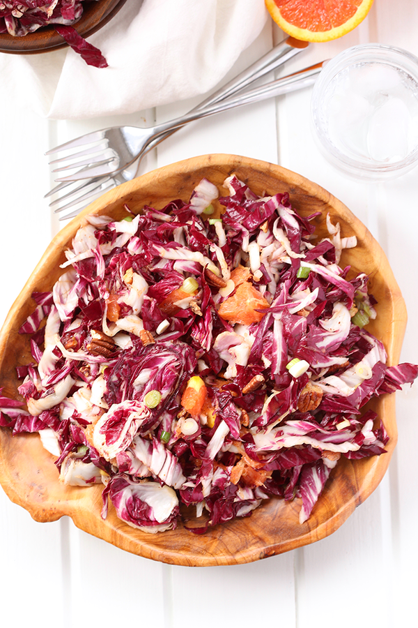 Salad bắp cải tím và cam: Bắp cải tím chứa rất nhiều vitamin và dưỡng chất tốt khi kết hợp với cam sẽ có vị lạ miệng, rất thanh mát cho ngày hè. Cách làm của món này rất đơn giản, chỉ cần 2 bắp cải tím thái sợi, 4 quả cam gọt vỏ cắt nhỏ trộn đều với quả hồ đào nướng, muối, tiêu đen, 2 muỗng canh dầu ô liu, 1 muỗng canh xi-rô cây thích và 1 muỗng cà phê mù tạt.