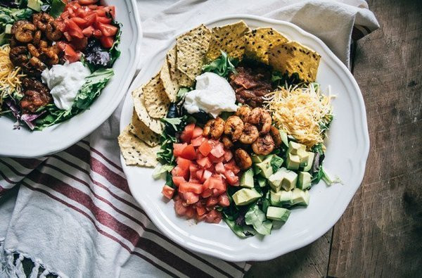 Salad bơ: Món ăn này được chế biến theo phong cách Mexio với nguyên liệu đa dạng cân bằng đầy đủ hàm lượng protein, vitamin, chất xơ... Tôm tươi, quả bơ chín, rau salad, cà chua, pho mát Mexio, kem chua và các loại bột như tỏi, hành tây, ghệ, thì là và ớt là nguyên liệu của món này.