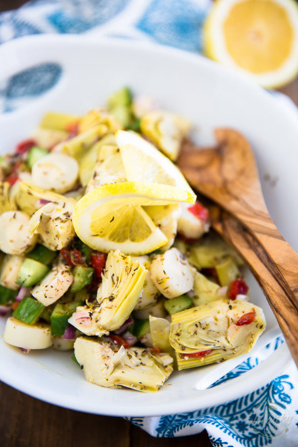 Salad atiso: Bằng các nguyên liệu như bông atiso, dưa chuột, ớt chuông, hành tây bạn đã có thể làm món salad atiso theo phong cách Địa Trung Hải rất tốt cho sức khỏe ngày hè. Thái nhỏ các nguyên liệu này rồi trộn với dầu ô liu, rau oregano khô, muối Himalaya và nước cốt nửa quả chanh và để trong tủ lạnh khoảng một giờ là hoàn thành.