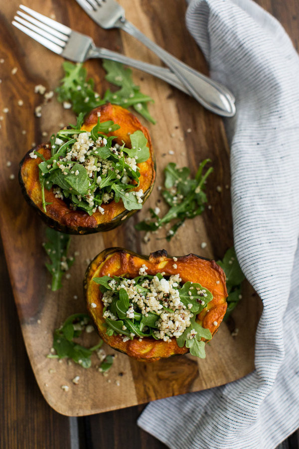 Salad bí ngô: Nguyên liệu chính của món này là bí ngô quả nhỏ, sữa chua Hy Lạp. Để làm món này, bí ngô được bổ đôi, nhồi sữa chua Hy Lạp rồi đem nướng chín. Sau khi bí chín thì trộn rau arugula với hạt diêm mạch nấu chín, pho mát Feta, dầu ô liu, nước cốt chanh và mật ong rồi bày lên trên.