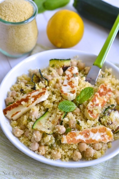 Salad couscous: Couscous trông giống như gạo nhưng thực ra nó là một loại pasta có xuất xứ từ Bắc Phi. Để làm món này, bạn đem hấp chín couscous, áp chảo bí ngồi thái miếng, luộc đậu gà. Cho các nguyên liệu kể trên vào chảo trộn đều với vài thìa dầu oliu, nước cốt của nửa quả chanh, 1 tép tỏi băm nhỏ và vài lá bạc hà tươi thái nhỏ là bạn đã có món salad mùa hè cực ngon.