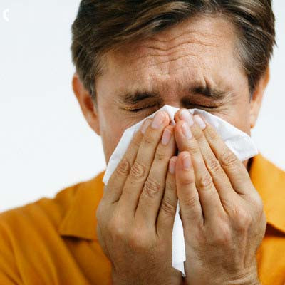 Suy giảm miễn dịch: Hệ thống thần kinh của chúng ta có sự liên quan chặt chẽ đến hệ thống miễn dịch trong cơ thể. Việc căng thẳng do nói dối làm sản sinh hormone cortisol. Cortisol sẽ làm giảm thiểu sự sản sinh chất endorphins (hoóc môn hạnh phúc) trong cơ thể, làm tăng lượng đường trong máu và làm suy yếu hệ thống miễn dịch. Vì vậy, người thường xuyên nói dối có thể mắc nhiều bệnh thường gặp như cảm cúm, viêm họng,...