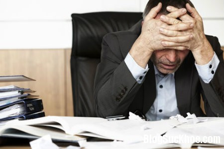 Căng thẳng: Sự lo sợ bị phát giác làm người nói dối cảm thấy căng thẳng. Điều này tạo ra năng lượng tiêu cực và giải phóng những hormone gây căng thẳng như cortisol.