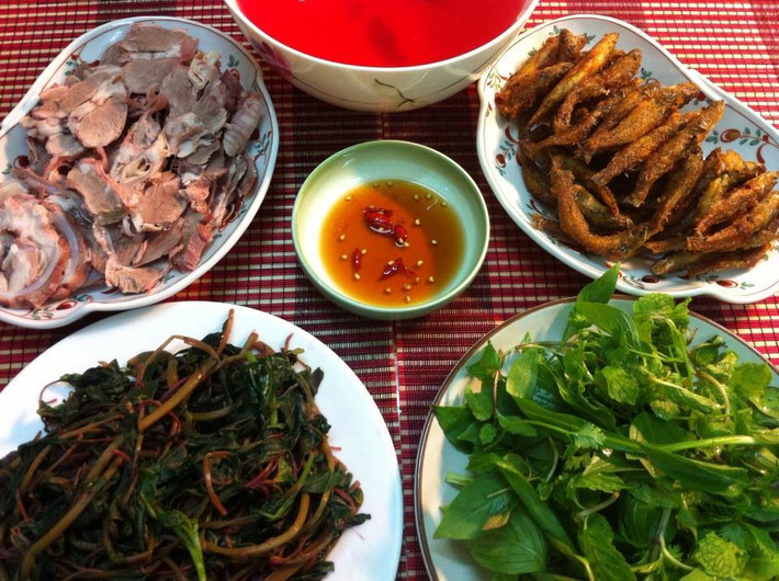 Thứ hai: Bạn có thể bắt đầu thực đơn cho cả tuần bằng những món dễ thực hiện như: thịt dải luộc, cá bống đồng rán giòn, rau rền luộc và rau thơm ăn kèm.