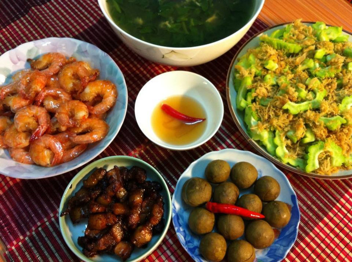 Thứ bảy: Tôm rang, thịt ba chỉ rang cháy cạnh, mướp đắng xào trứng và canh mồng tơi nấu tép đồng.