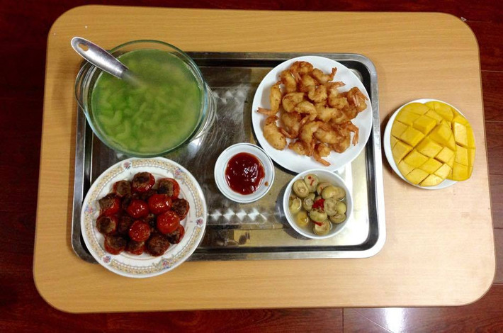 Thứ năm: Tôm tẩm bột chiên giòn, cà chua nhồi thịt, cà muối và canh bí xanh.