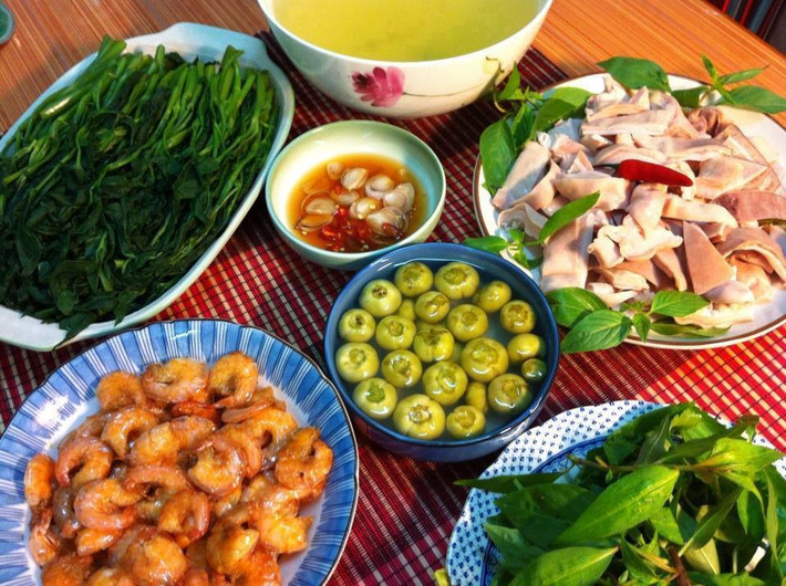 Thứ ba: Tôm rim, dạ dày lợn luộc, rau muống luộc và cà muối.
