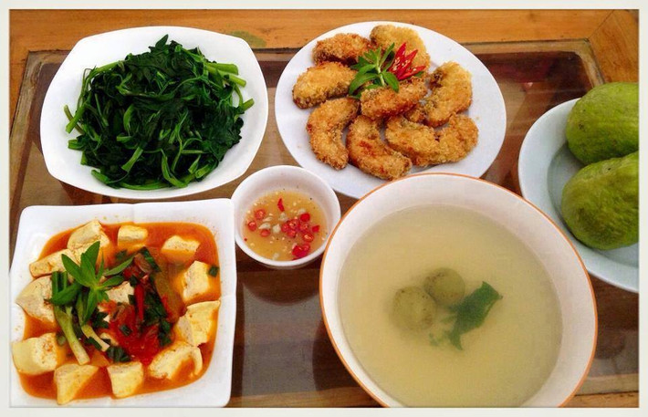 Thứ bảy: Rau muống luộc, đậu phụ sốt cà chua, phi lê cá rô phi chiên xù.