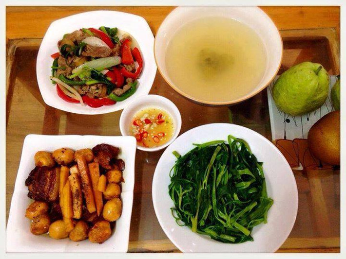 Thứ sáu: Thịt bê xào thập cẩm, rau muống luộc, thịt kho trứng, dừa. Bát nước canh rau muống dầm sấu sẽ giúp đưa cơm ngày nắng nóng.