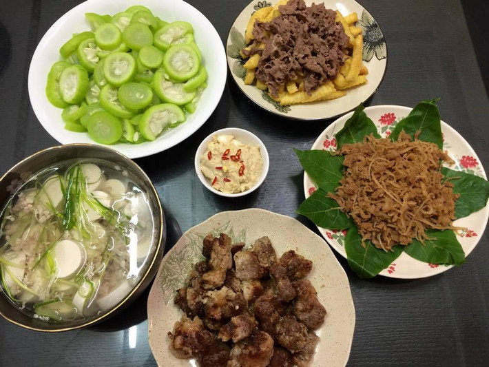 Thứ tư: Mướp luộc, canh đậu hũ non nấu thịt băm, thịt lợn giả cầy, nem tai, khoai tây chiên giòn sốt thịt bò.