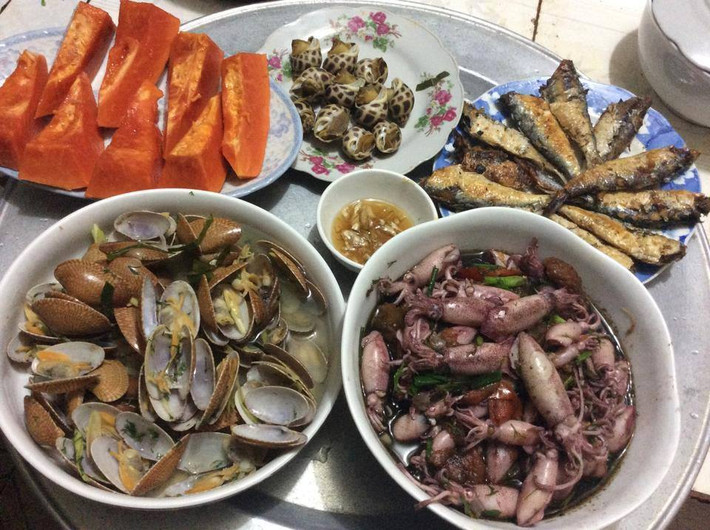 Chủ nhật: Tối cuối tuần, hãy cải thiện cho gia đình một bữa hải sản tươi ngon nhiều dinh dưỡng với mực trứng nấu canh chua thì là, ngao hấp, ốc hương luộc và cá trích chiên vàng.