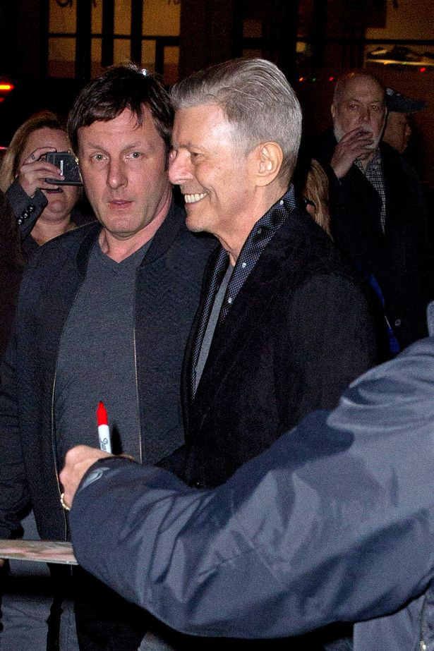 Dù bị căn bệnh ung thư gan tàn phá nhưng David Bowie vẫn chiến đấu và viết nhạc trên giường bệnh. Trước khi qua đời, ông tung ra album cuối cùng của mình mang tên Blackstar. Một tháng trước khi qua đời, David Bowie vẫn tham gia buổi công chiếu vở nhạc kịch Lazarus ở New York.