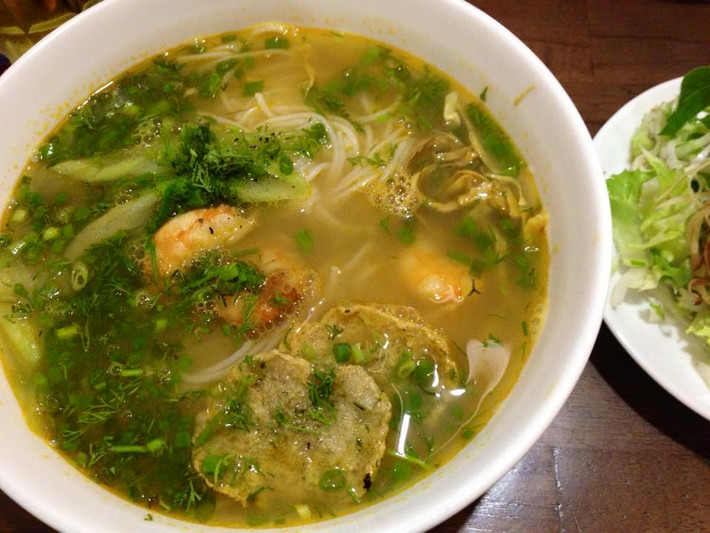 Bún tôm Hải Phòng: Nguyên liệu chính của một trong những món bún ngon bậc nhất Việt Nam là tôm to bóc vỏ bỏ đầu xào chín, miếng chả cá mỏng dính chiên giòn và các loại rau như dọc mùng, hành, thì là thái nhỏ. Vị ngọt của nước dùng được tạo nên xương lợn và đầu tôm giã nhỏ lọc lấy nước rồi ninh nhừ.