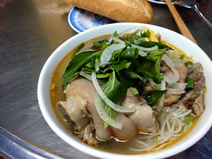 Khi du nhập vào Đà Nẵng, món bún bò giò heo được bớt vị của sả và mắm ruốc đồng thời được thêm vào món chả cua. Người Đà Nẵng còn có thói quen ăn bún bò giò heo với bánh mỳ.