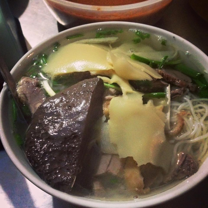 Bún ngan: Món này phổ biến nhất ở Hà Nội và du nhập vào nhiều địa phương trong đó có Sài Gòn. Bát bún ngan thường gắn bó với các nguyên liệu là thịt ngan thái mỏng, miếng tiết ngan luộc và măng củ thái mỏng. Người Sài Gòn thường dùng măng khô với món bún ngan.
