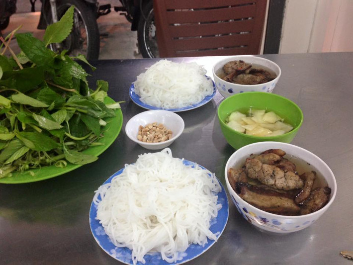 Bún chả: Bún chả có nguồn gốc từ Hà Nội với thành phần chính là bún rối, chả miếng và chả băm làm từ thịt lợn đem nướng chín dưới than hoa chấm kèm nước mắm chua ngọt có dưa góp. Bún chả ngày nay không có nhiều thay đổi so với truyền thống.