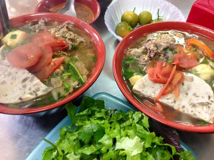 Bún riêu cua: Bún riêu cua được nhiều người ưa thích bởi vị chua thanh mát của nước dùng, ngọt dịu của thịt cua và màu hấp dẫn của gạch cua. Bún riêu cua trong truyền thống chỉ có các thành phần chính là bún, thịt cua, gạch cua, đậu phụ rán giòn, nước dùng ăn kèm với rau chuối. Bún riêu cua ngày nay được ăn kèm thêm với nhiều loại giò chả và thịt bò.