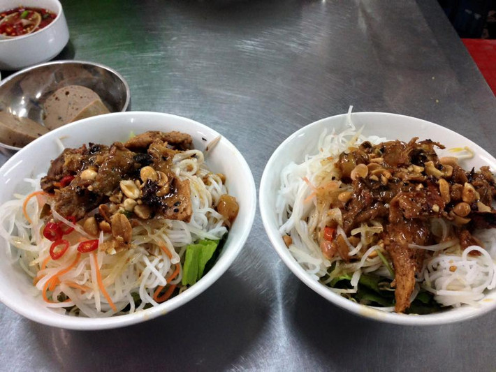 Bún thịt nướng: Thịt nướng mềm, thơm mùi sả, vừng, ăn kèm với rau và nước mắm chua ngọt tạo nên độ hấp dẫn cho món bún thịt nướng. Món này có xuất xứ từ Huế nhưng được yêu thích ở nhiều địa phương trên khắp cả nước.