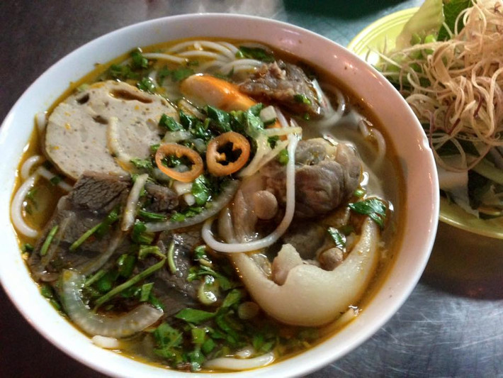 Bún bò giò heo: Bún bò giò heo có nguồn gốc từ Huế với vị thơm đặc trưng của sả và mắm ruốc. Một bát bún bò giò heo kiểu Huế thường có 1 miếng chân giò heo, chả bò, thịt bò luộc thái mỏng.