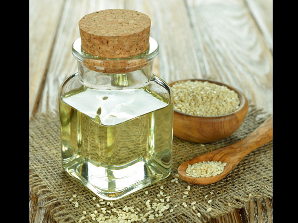 Hạt vừng: Hạt vừng chứa rất nhiều chất dinh dưỡng, khoáng chất và vitamin giúp điều chỉnh kinh nguyệt và chữa trị các cơn đau bụng kinh. Bạn có thể ép hạt vừng lấy nước, ngâm qua đêm rồi uống 2 lần mỗi tuần để điều trị rối loạn kinh nguyệt.