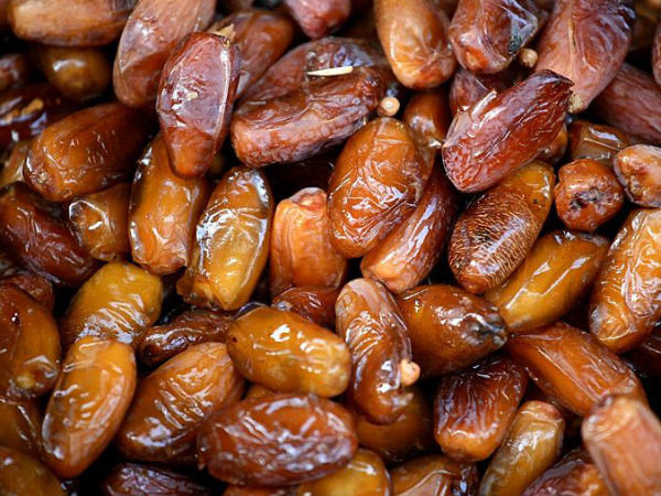 Chà là: Quả chà là là lựa chọn an toàn cho bệnh nhân tiểu đường. Bạn có thể nghiền nát quả chà là hoặc dùng siro chà là để tạo độ ngọt cho tách trà mỗi sáng.