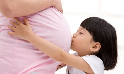 Salbutamol có thể gây tác động đến cơn co tử cung nhất là trong 3 tháng đầu mang thai nên có thể gây sảy thai. Chưa có công trình nghiên cứu quy mô nào ở về tác động của salbutamol với người mang thai nhưng Salbutamol đã được chứng minh gây quái thai ở chuột khi tiêm dưới da với liều tương ứng gấp 14 lần liều khí dung ở người.