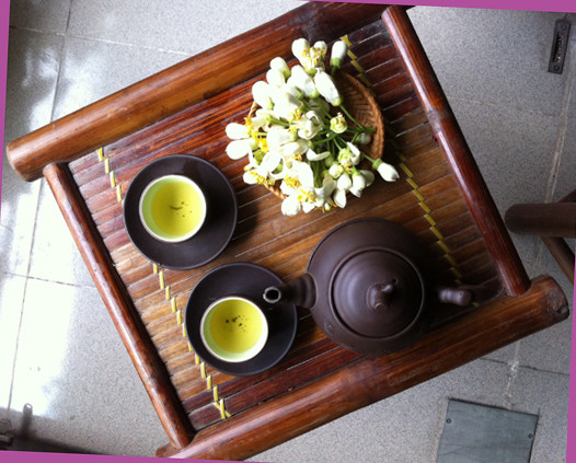 Bạn có thể dùng hoa bưởi chưng với trà để uống hàng ngày để có tinh thần tỉnh táo, giảm căng thẳng do áp lực công việc, cuộc sống.