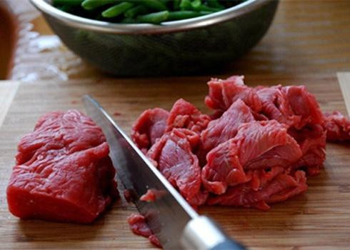 Thớ thịt bò bé và dài, mỡ màu vàng nhạt trong khi thịt lợn giả bò có thớ to và ngắn, nhìn không mịn, mỡ màu trắng đục.
