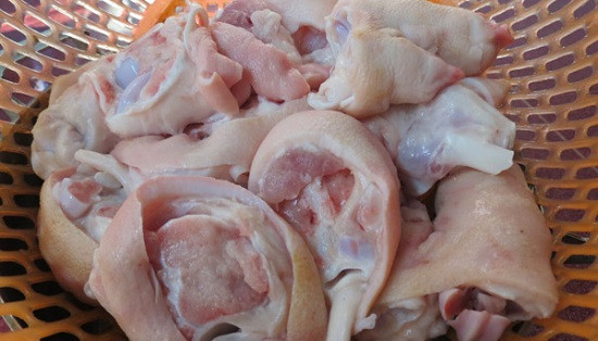 Bước 1: Chân giò heo rửa qua với muối và rượu trắng.