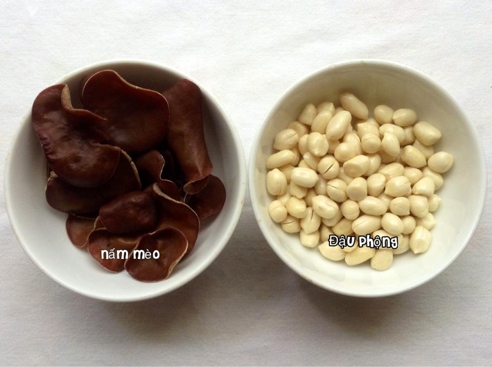 Bước 3: Thêm nước vào chảo, cho nghệ giã nhỏ vào, cho nấm mọc nhĩ, lạc luộc bỏ vỏ cho vào đun khoảng 30 phút, nêm nếm gia vị cho vừa ăn.