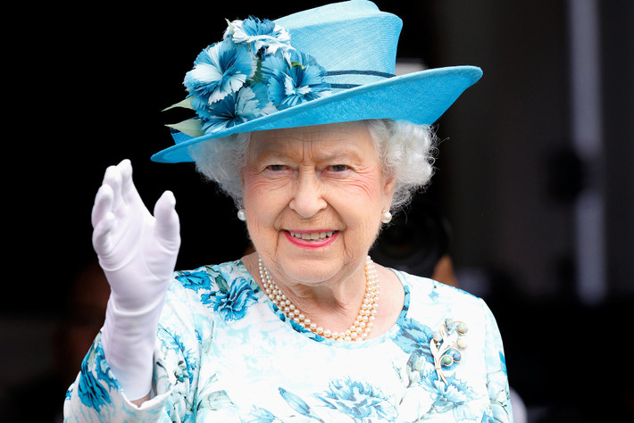 Sống điều độ: Một trong những bí quyết sống lâu của Nữ hoàng Anh Elizabeth II là một người sống rất điều độ và làm việc theo kế hoạch. Bà không ăn quá nhiều, ngồi quá nhiều, làm việc quá sức hoặc để cân nặng vượt quá tiêu chuẩn cho phép. Ngoài ra, theo hoàng thân Phillips chia sẻ, bà không bao giờ hút thuốc lá.