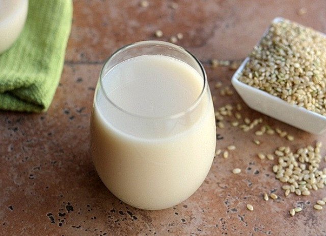 Nguyên liệu để làm sữa gạo rang Hàn Quốc bao gồm 1 nắm gạo nếp, 1 nắm gạo tẻ, 200ml sữa tươi, 500ml nước lọc.