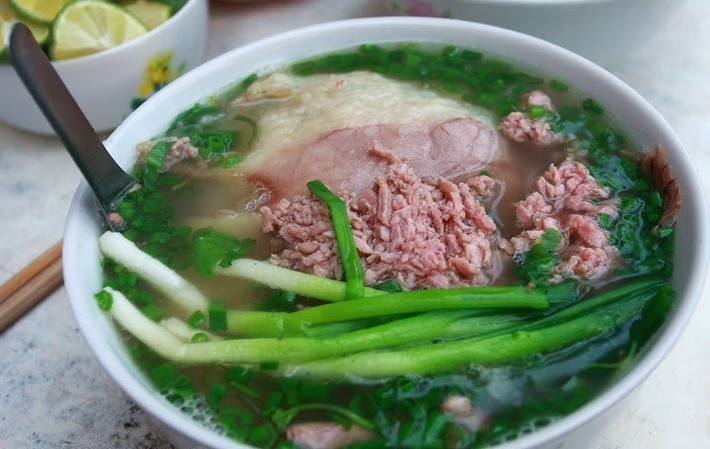 Thịt sống chưa nấu chín: Cũng giống như hải sản tươi sống, thịt sống chứa nhiều nguy cơ nhiễm khuẩn và gây bệnh nguy hiểm. Hãy hạn chế ăn món phở bò tái trong trường hợp này