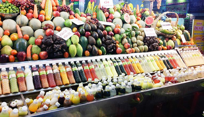 Nước hoa quả ép sẵn: Đây là món ăn thường được bán ở các lễ hội để phục vụ nhu cầu giải khát của thực khách. Bạn không nên uống các loại nước này vì không kiểm soát được chất lượng hoa quả trước khi ép cũng như khả năng bị nhiễm khuẩn trong quá trình bảo quản ngoài trời nếu được bán rong.