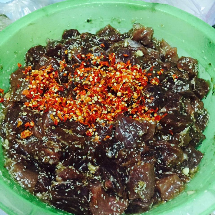 Thịt bò: Thịt bò có thể cắt viên đem ướp mật ong và các loại gia vị rồi đem nướng.