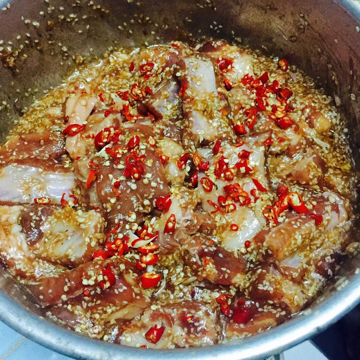 Thịt lợn: Thịt lợn dùng để nướng nên thái lát mỏng trước hết ngâm với nước ép táo trong 15 phút để thịt thật mềm và thật ngon.