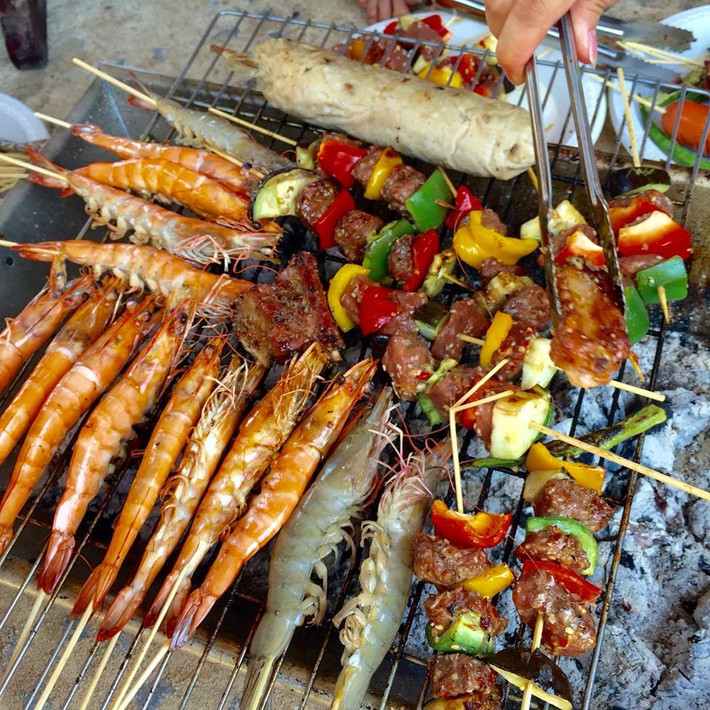 Ngoài ra, thịt bò sau khi ướp có thể xiên chung với hành tây và các loại ớt để nướng cho thơm.