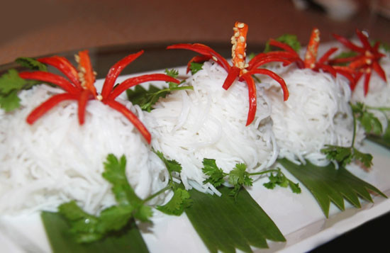 Khi đi ăn bún ốc chuối đậu ở ngoài hàng, nếu thấy sợi bún giữ được màu trắng nguyên bản sau khi chan nước dùng có nghệ một lúc thì bạn có thể yên tâm là mình đã ăn đúng bún sạch.