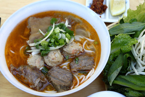 Ngoài ra, bạn có thể kiểm tra địa chỉ hay mua bún cho gia đình bằng cách để một chút bún qua ngày. Bún chứa hóa chất để qua ngày sẽ không có mùi chua như bún sạch.