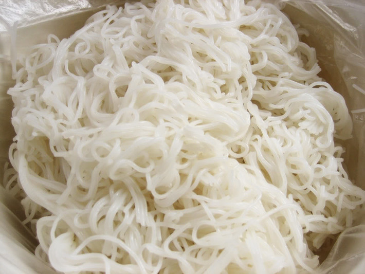 Bún không có huỳnh quang và hàn the có màu trắng đục như màu gạo, sợi bún rất dính tay và dễ nát.