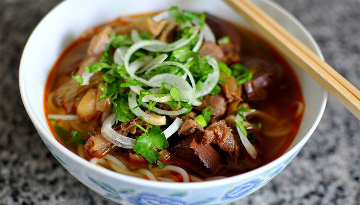 Để kiểm tra huỳnh quang trong bún, bạn để bún dưới ánh đèn trắng. Nếu sợi bún trắng và óng ánh phản chiếu ánh đèn nghĩa là có huỳnh quang hoặc có thể so sánh với sắc màu của gạo.